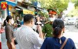 Công an Hà Nội tuần tra, lập biên bản xử phạt người không đeo khẩu trang